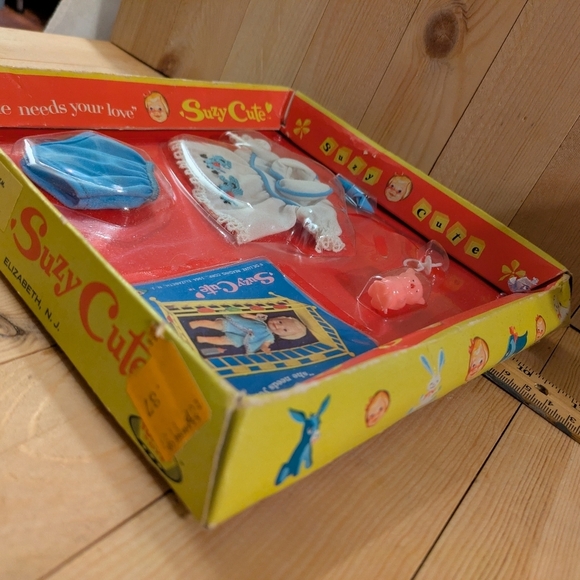 Suzy Cute Doll Outfit Set with Accessories Sealed 1964 Topper Toys - Picture 3 of 12